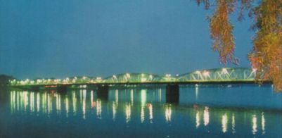 Cau Truong Tien ban dem